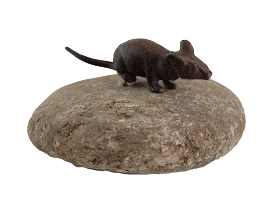 Souris décorative fonte sur galet naturel