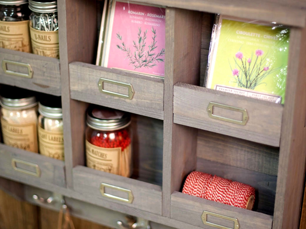 Petite étagère de rangement en bois à casiers